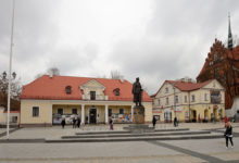 Rynek Kościuszki i pomnik marszałka Józefa Piłsudskiego