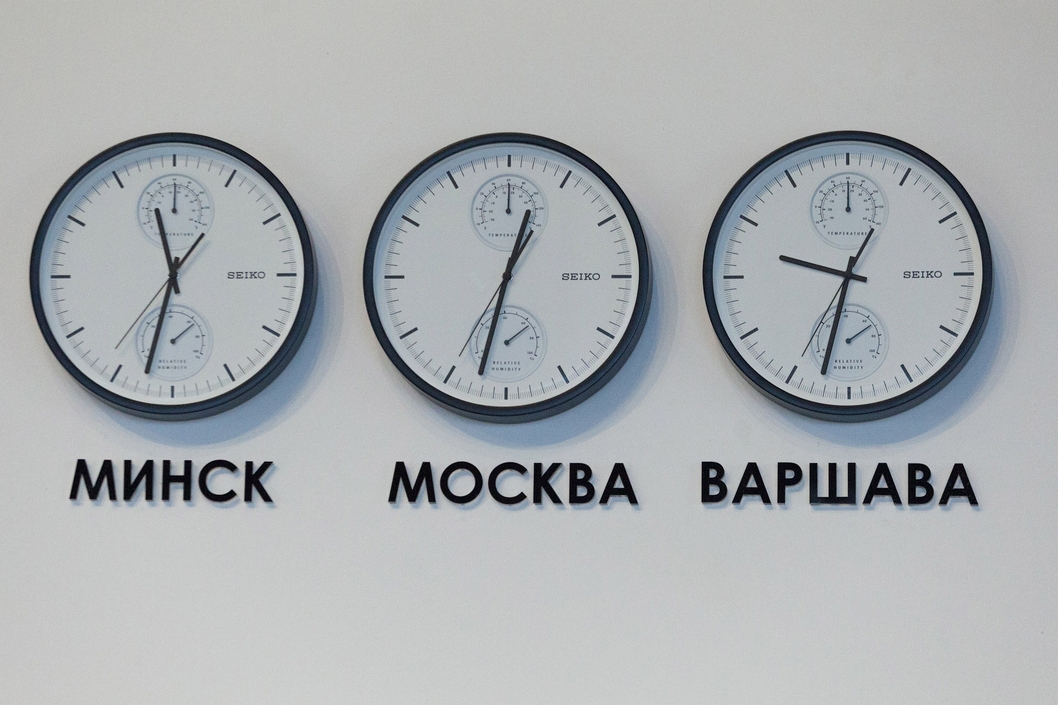 Сколько времени в идеальном. Мировые часы на стене. Часы с разными часовыми поясами. Часы с разными городами. Надписи городов под часы.