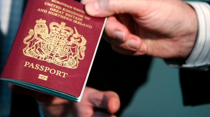Белорусы мечтают о карте Поляка, а поляки массово получают британский паспорт